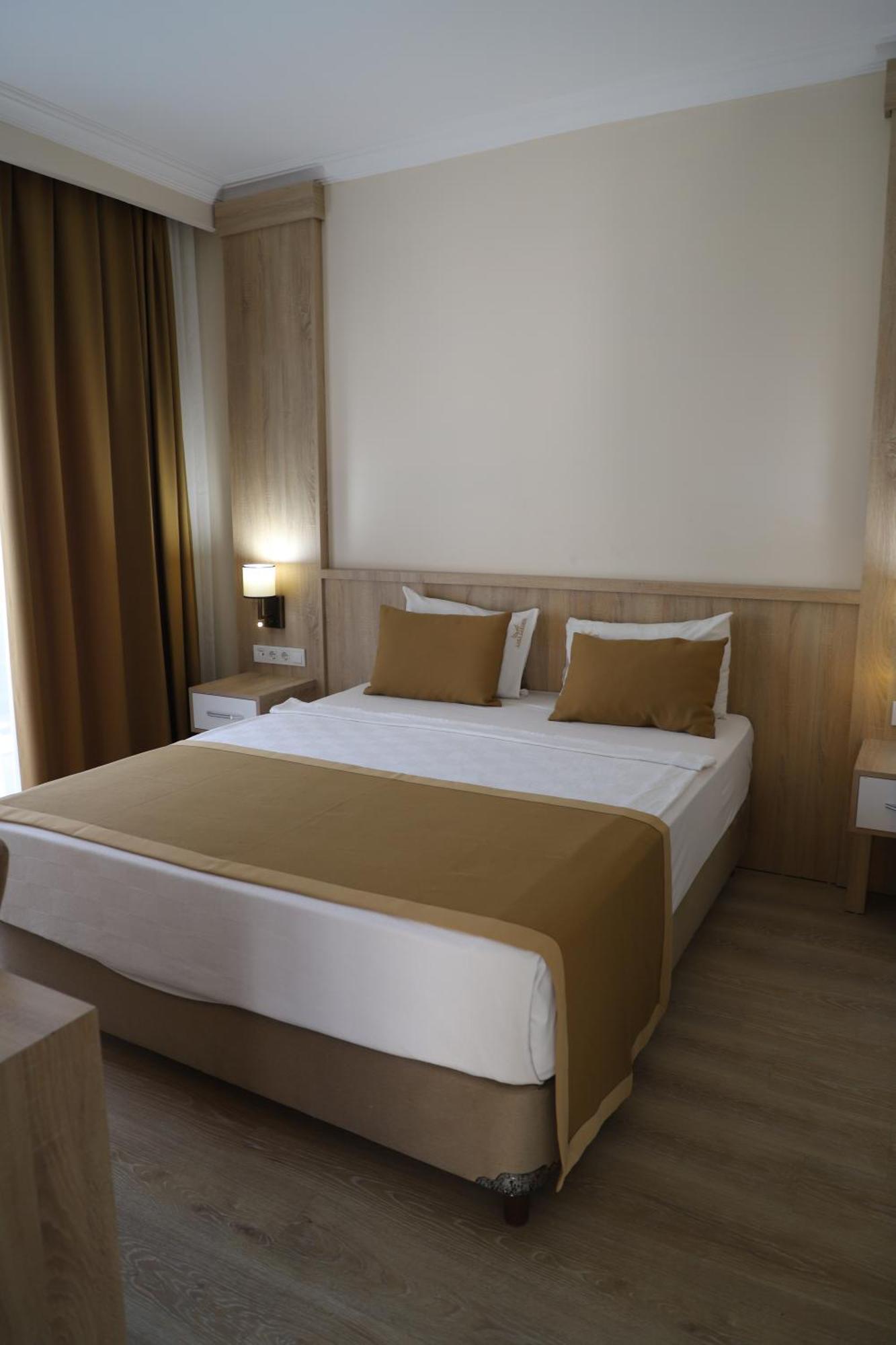 Hotel Lara Garden 4*